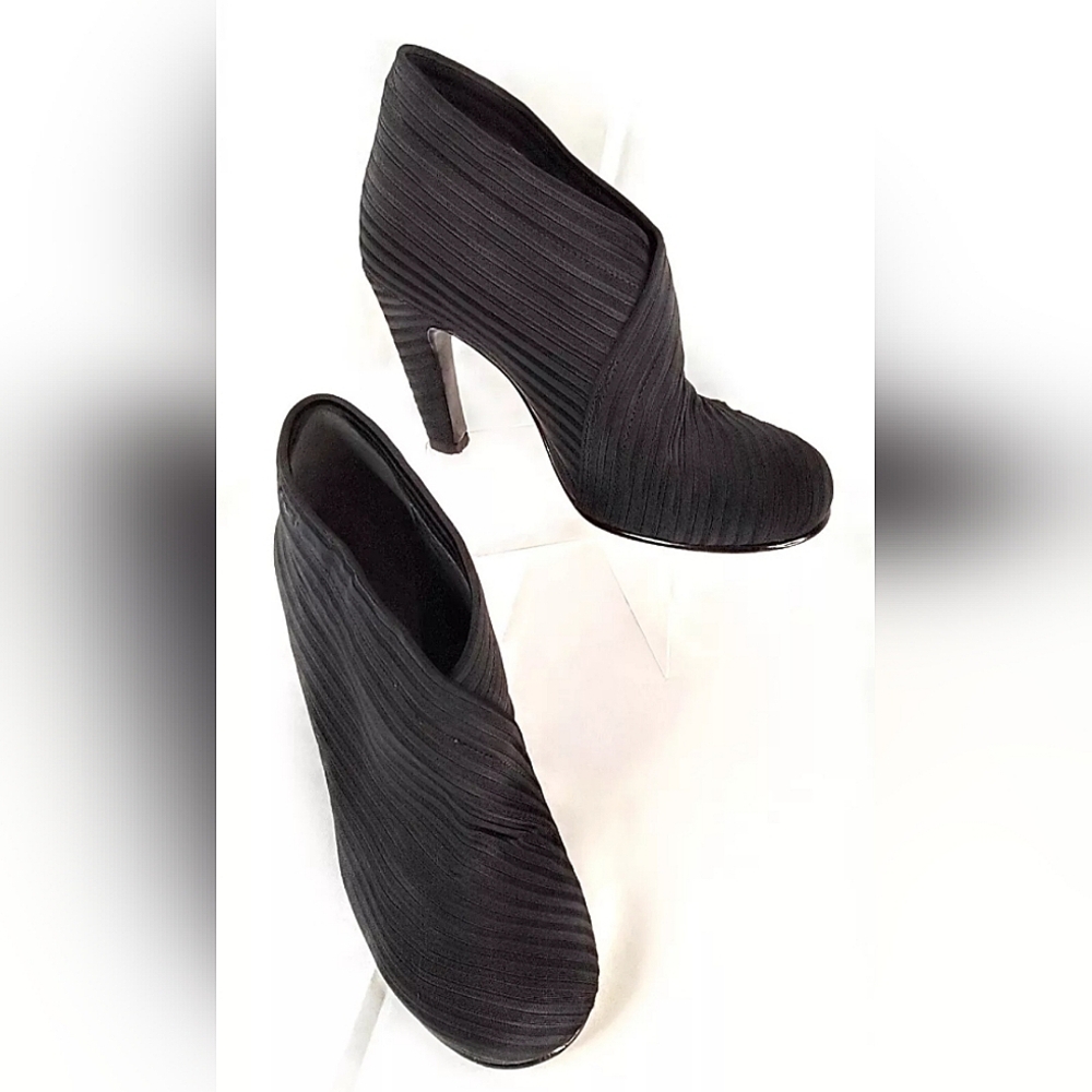 UNITED NUDE Mid Fold Hi Black Ankle Heels Bootie Boots Round Toe Ribbed 38 7.5